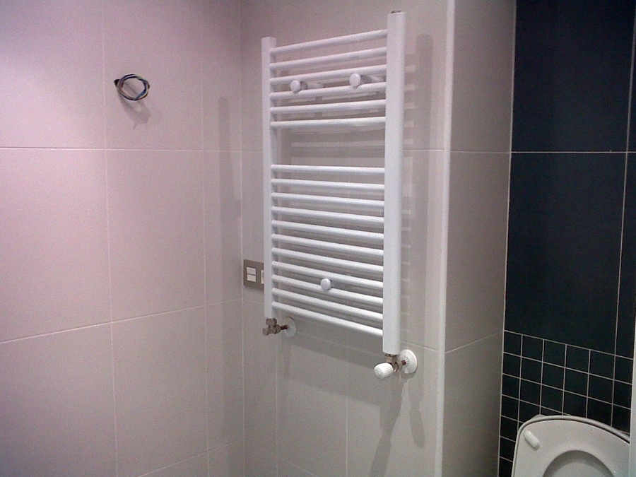 radiador toallero dentro de baño de diseño