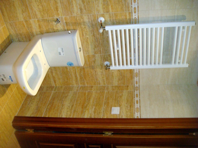 Radiador toallero en baño