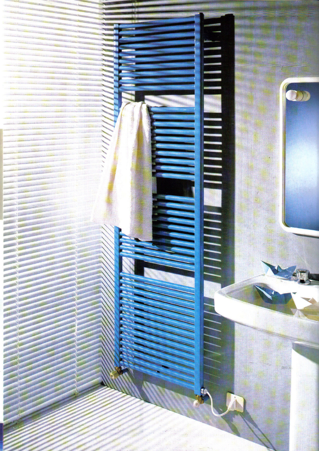 Radiador toallero en baño.