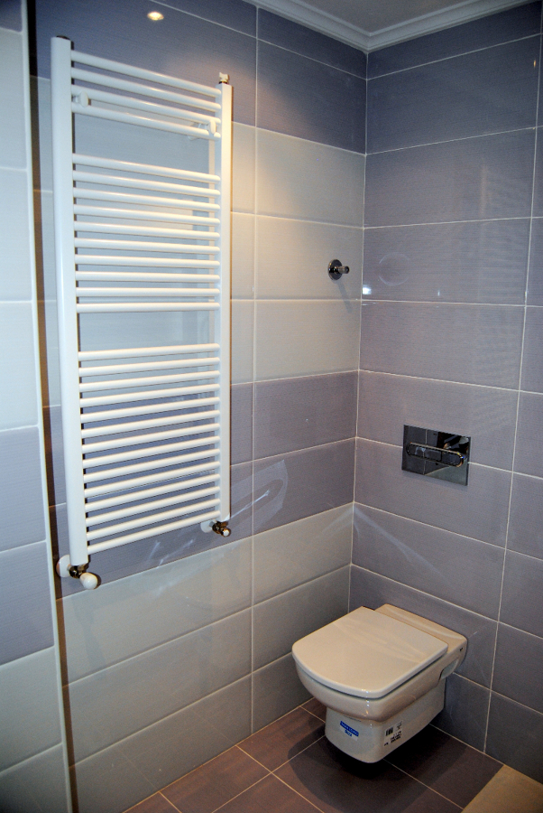 Radiador toallero en baño 
