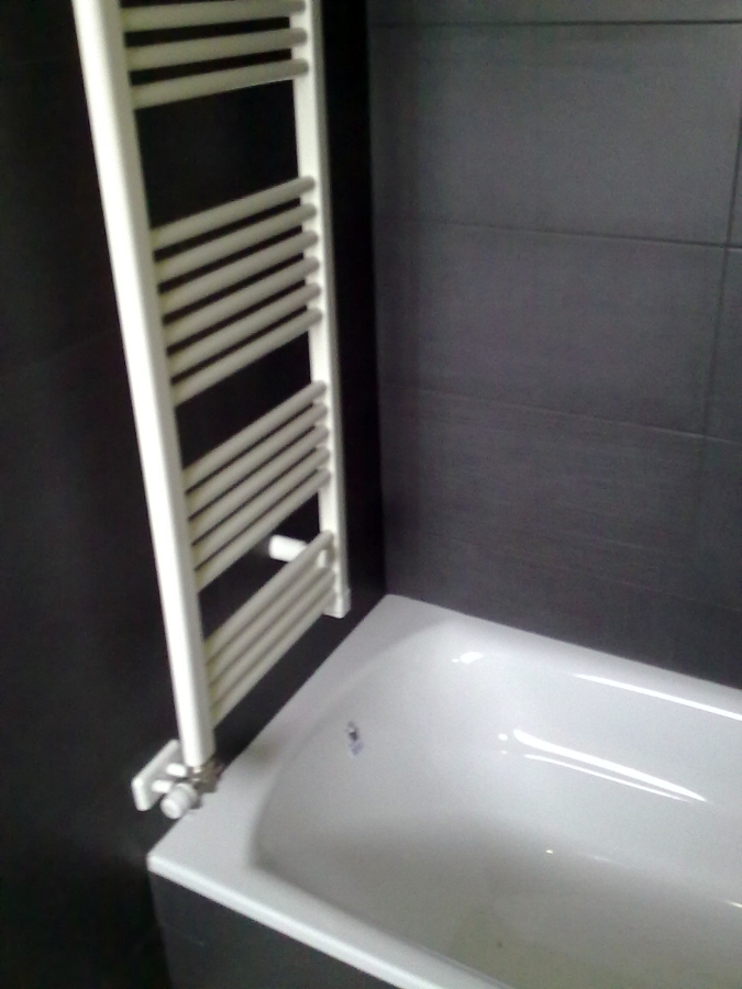 radiador toallero sobre bañera