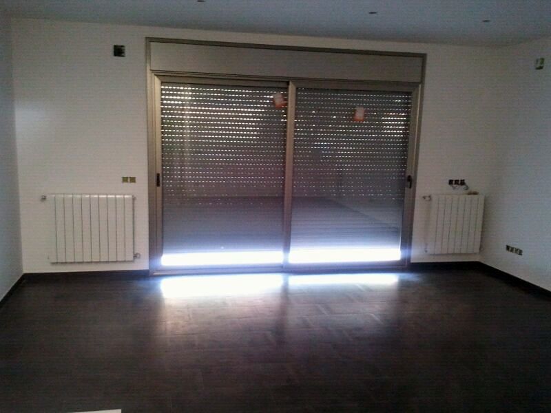 Radiadores y ventanas eléctricas color cava