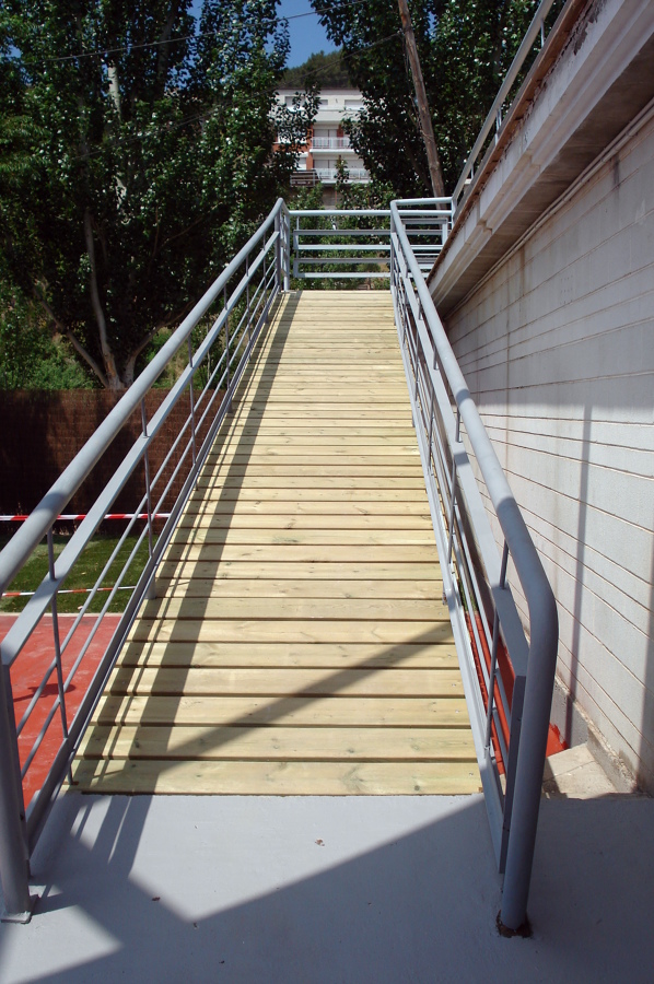Rampa d'accés a la cafeteria d'unes piscines municipals.