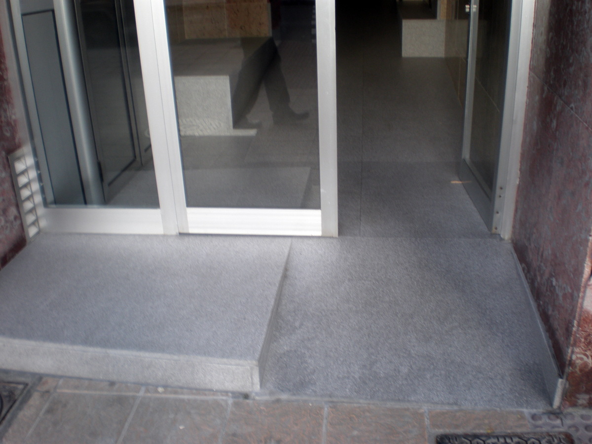 Rampa de acceso al portal de edificio