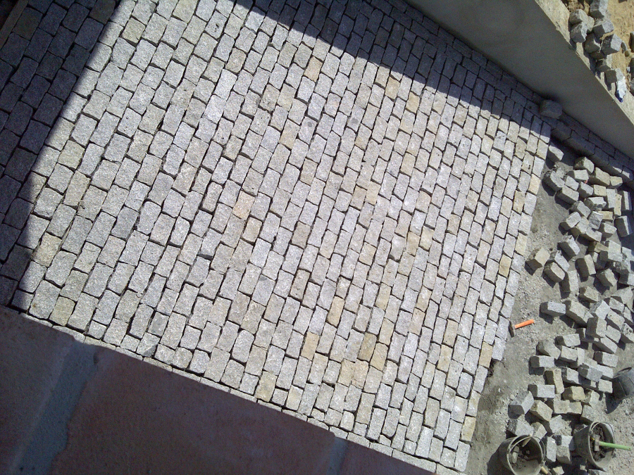 RAMPA GARAGE CON MACIZOS DE GRANITO