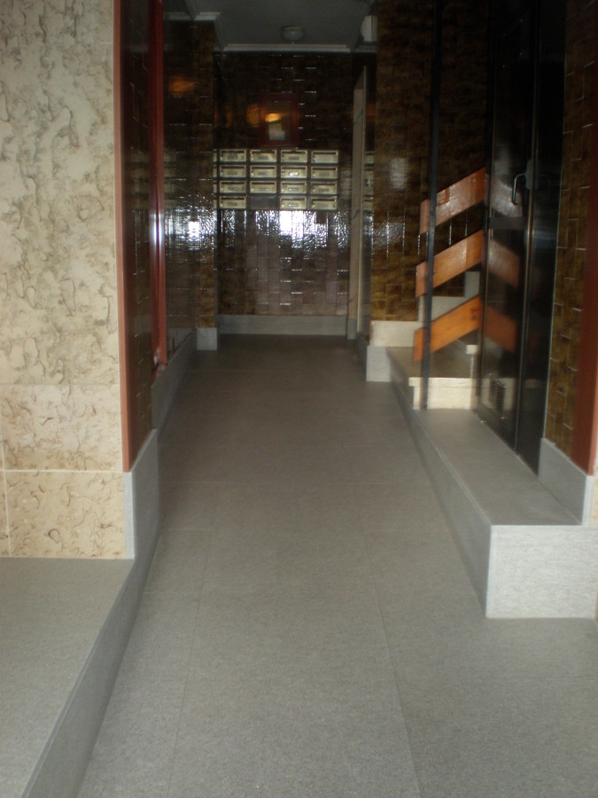 Rampa Interior de granito gris anticato en portal de edificio