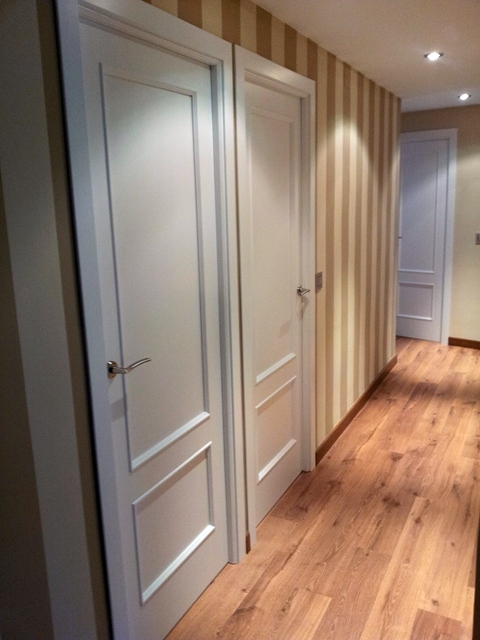 RAYAS PASILLO Y LACADO PUERTAS