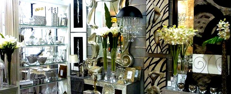 Recibidor y piezas de decoración en tonos plateados y de cristal