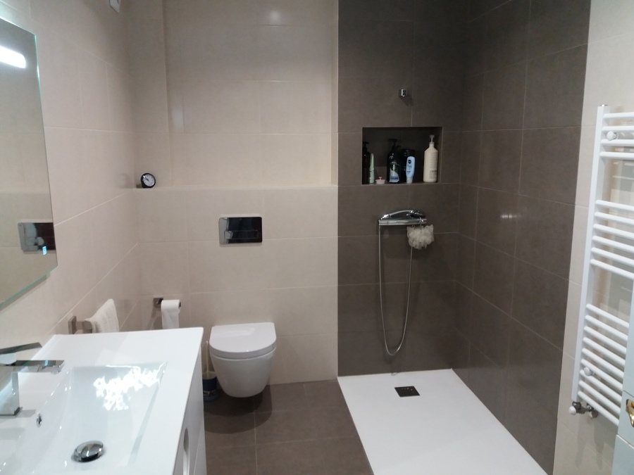 Baño con hornacina e inodoro suspendido