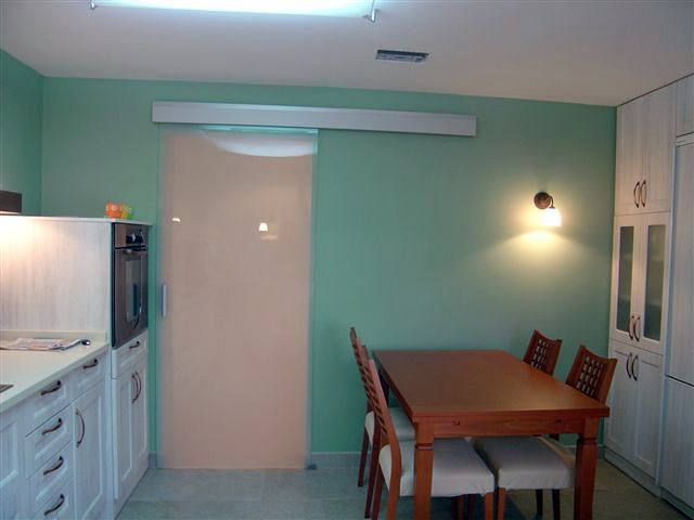 Reforma cocina con puerta crona de cristal