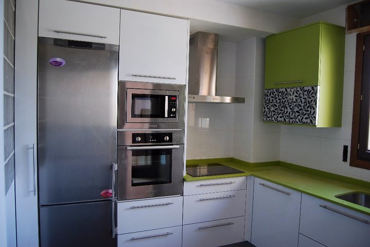 Reforma cocina, muebles en blanco