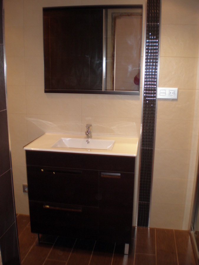 Reforma de Baño.Cenefa Vertical en vidrio y aluminio