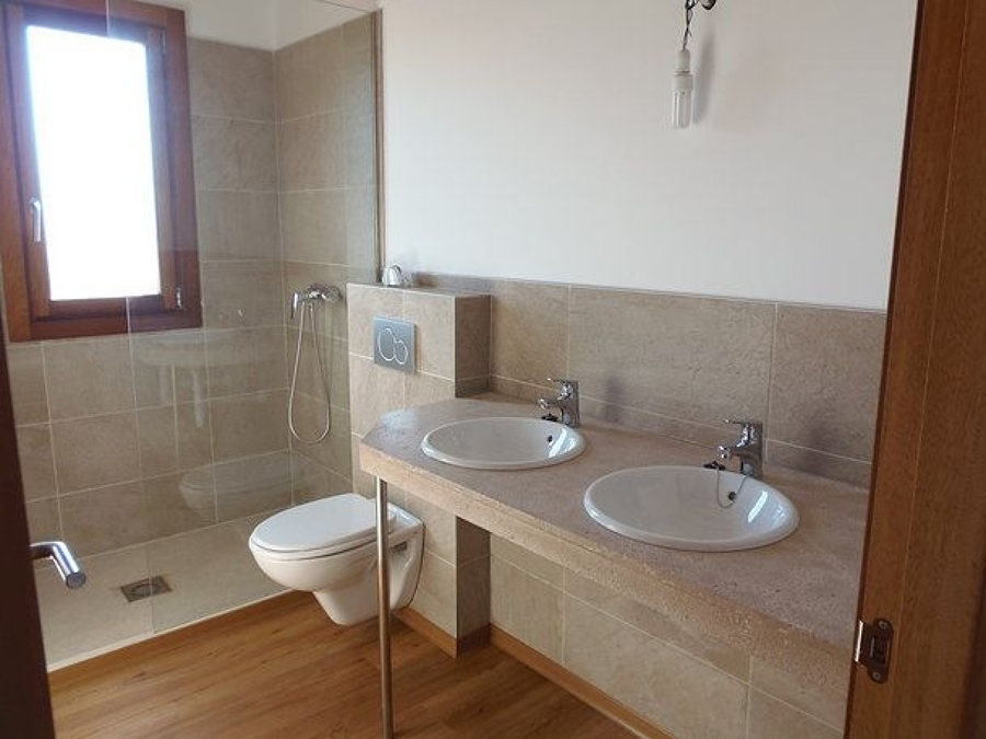 Reforma de baño con alicatado a media altura.