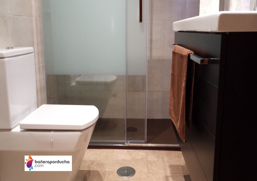 Reforma de baño con plato de ducha wengue