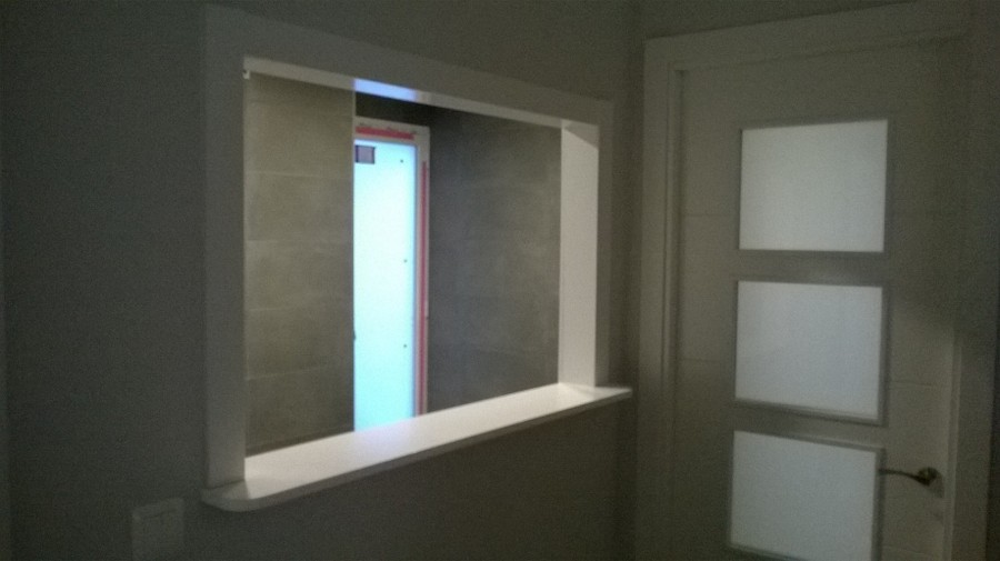 creación de ventana de acceso en cocina reformada 