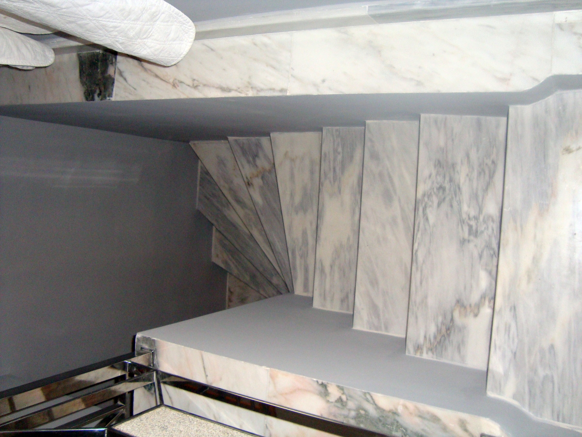 reforma de escaleras interiores y revestidas en marmol