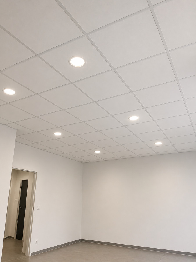 Instalación de iluminación LED en techo técnico