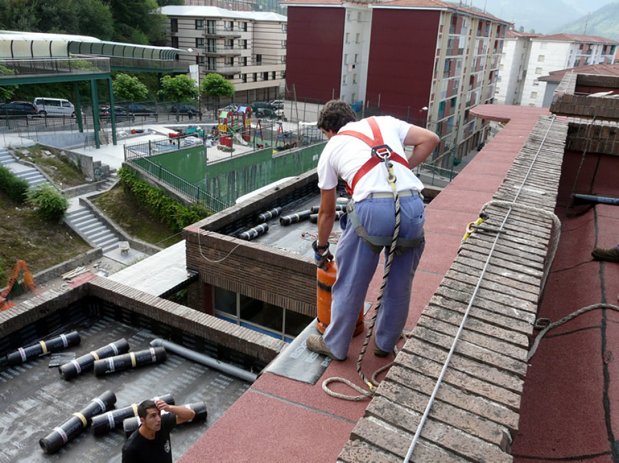 Reforma en cubierta de dolegio Ongarai