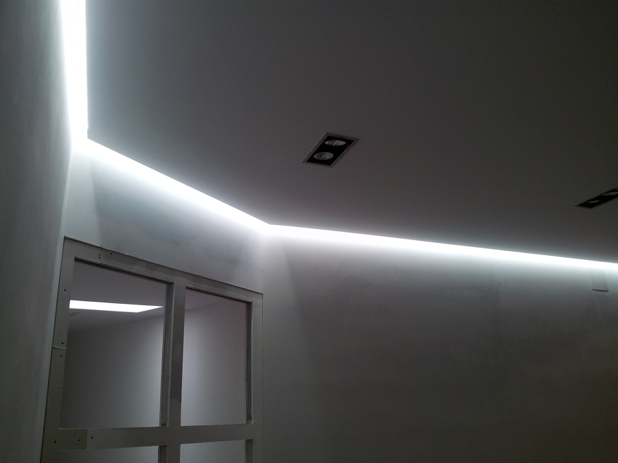 techo decorativo y candileja 