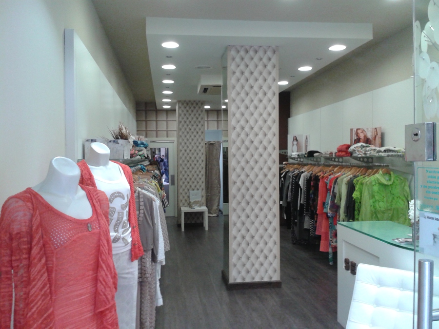 Reforma en tienda de ropa de la c/ tomas zarracina en gijon.