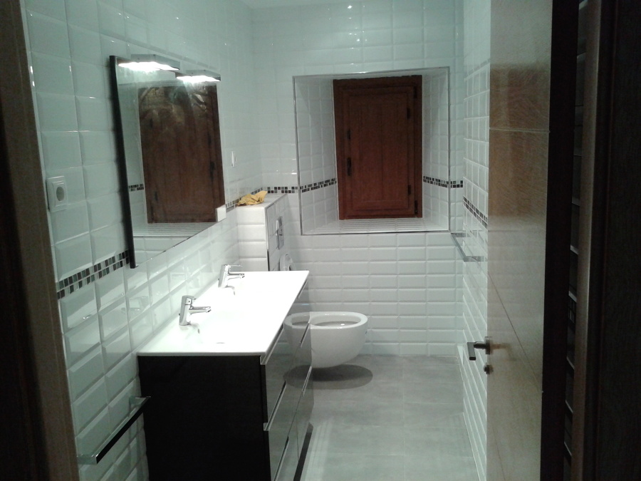 Baño enchapado en blanco