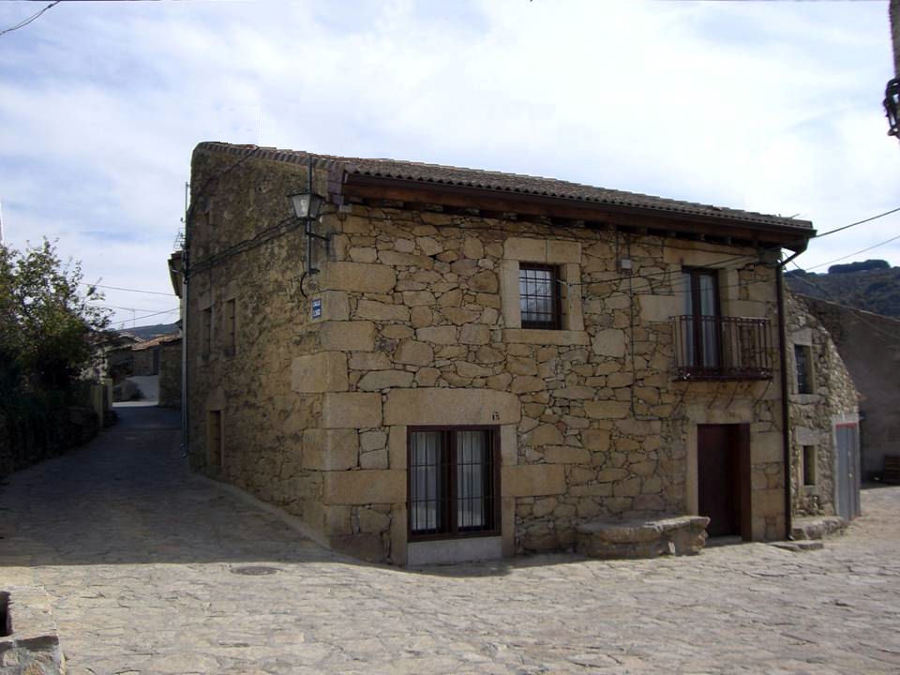 REHABILITACION DE CUADRA PARA USO DE VIVIENDA UNIFAMILIAR EN LA ANGOSTURA DE TORMES (AVILA)
