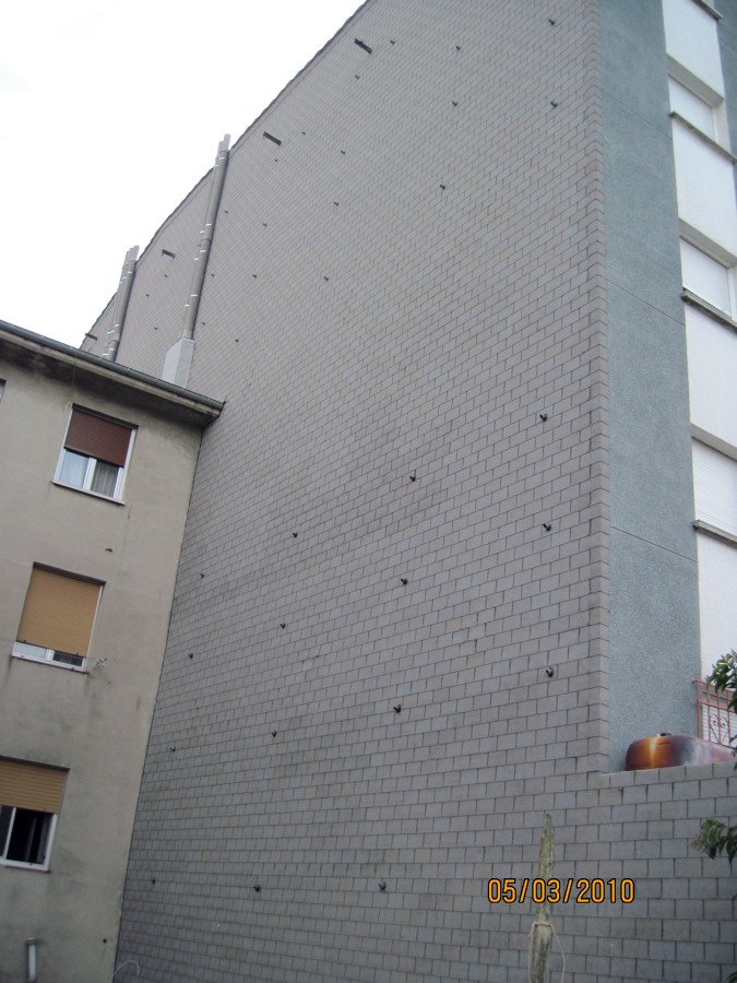 Rehabilitacion de medianera existente en la fachada a rehabilitar en Blimea (Asturias)