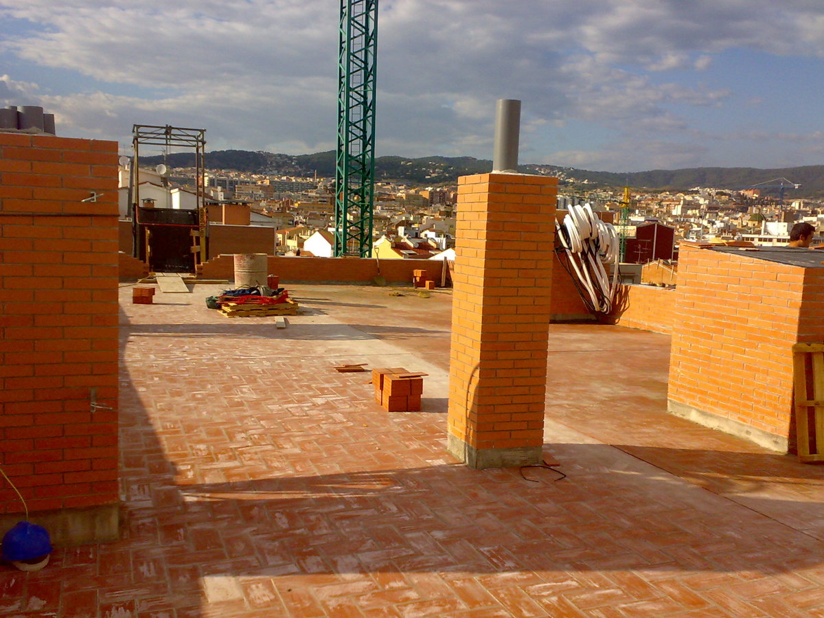 Rehabilitación terrado con acabado con rasilla fina.