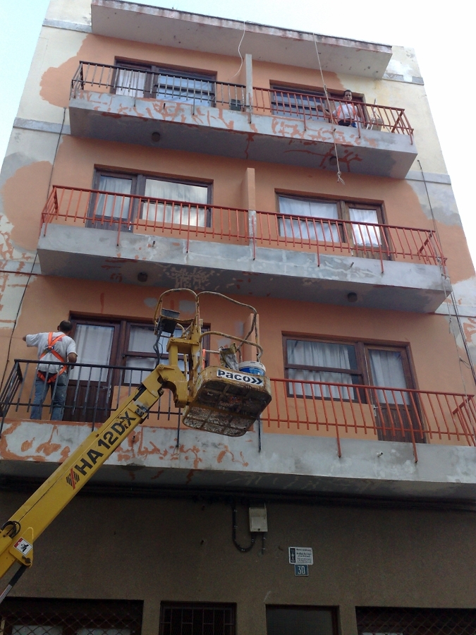 Rehabilitación y pintura de fachada. 