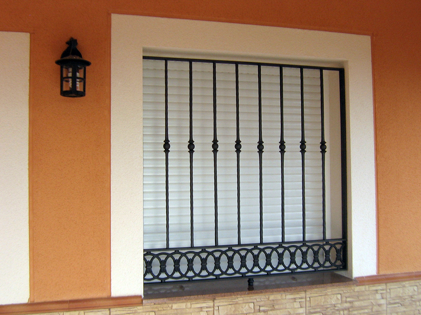 REJAS DE HIERRO MACIZO