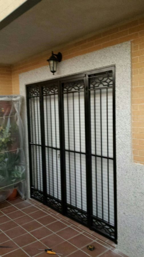 Puerta cancela hierro con cenefa