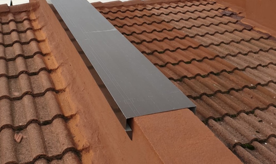 COLOCACIÓN DE REMATE DE CHAPA EN PETO CUBIERTA