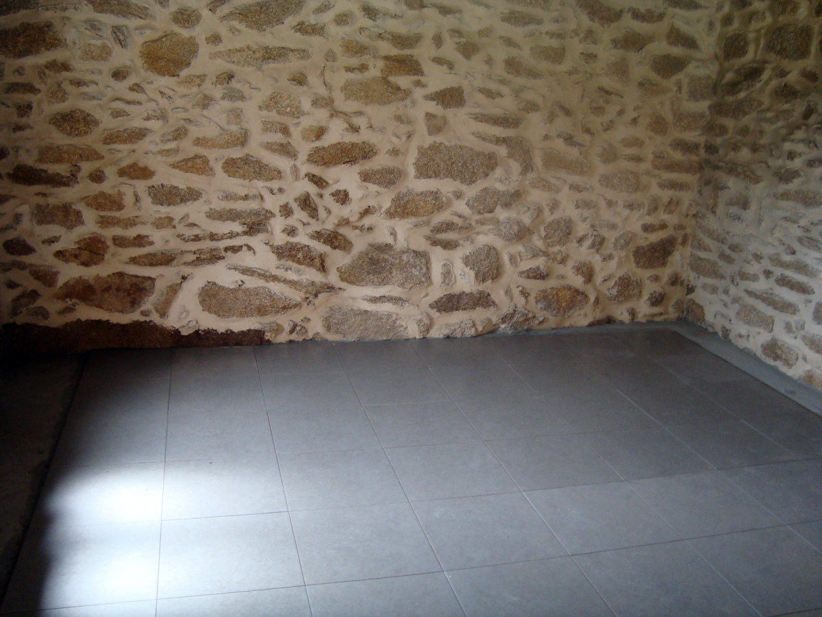 Renovación de pared y colocación de plaqueta en el suelo