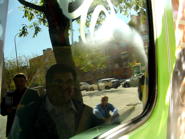 Renovación de ventana de automovil con graffiti. San Pedro