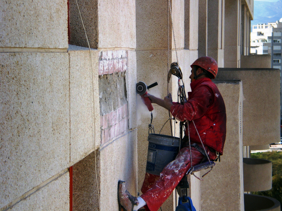 reparación de paño de piedra proyectada en hotel monika holidays