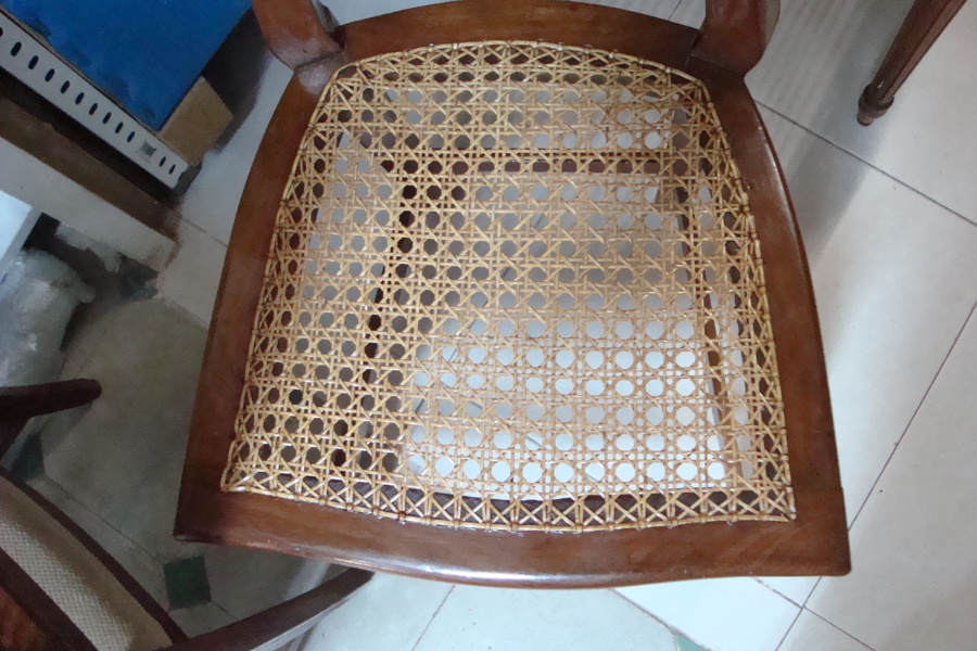 reparación de silla de rejilla a mano