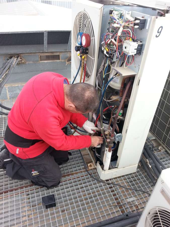 Reparacion mitsubishi electric en terraza