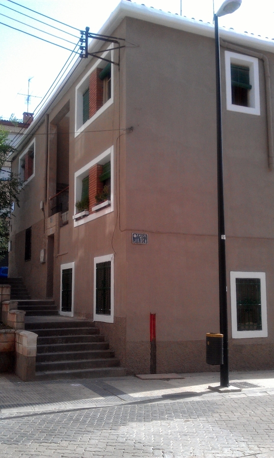 Reparar grietas en fachada, pintar y empotra instalaciones.