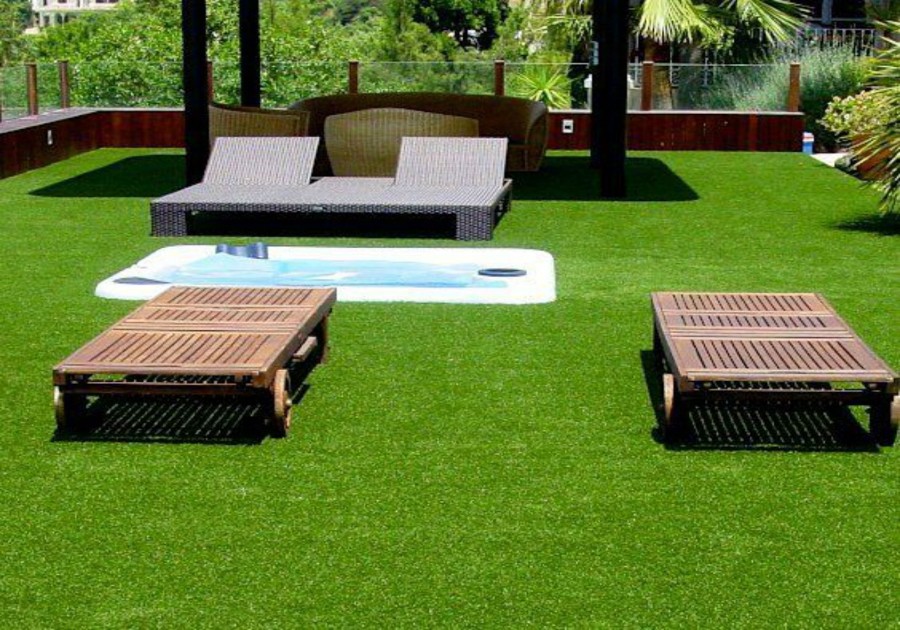Césped piscina