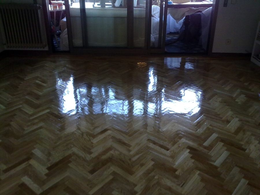 Restauración a su estado original de parquet de roble en formato de espiga