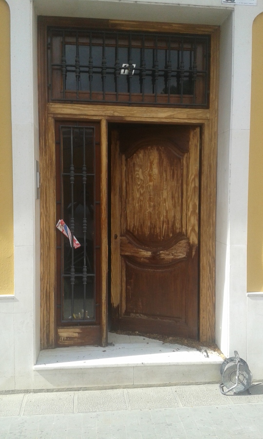 RESTAURACION DE PUERTA EN MAL ESTADO