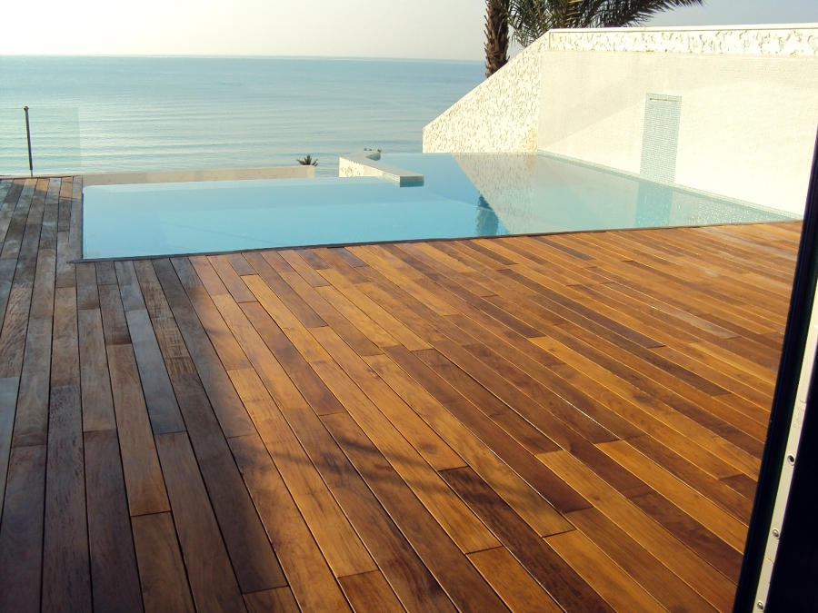 Restauración de tarima exterior de Teka de Birmania