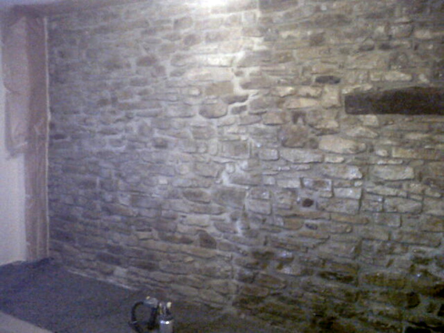 Restauración pared piedra interior vivienda en Tavertet
