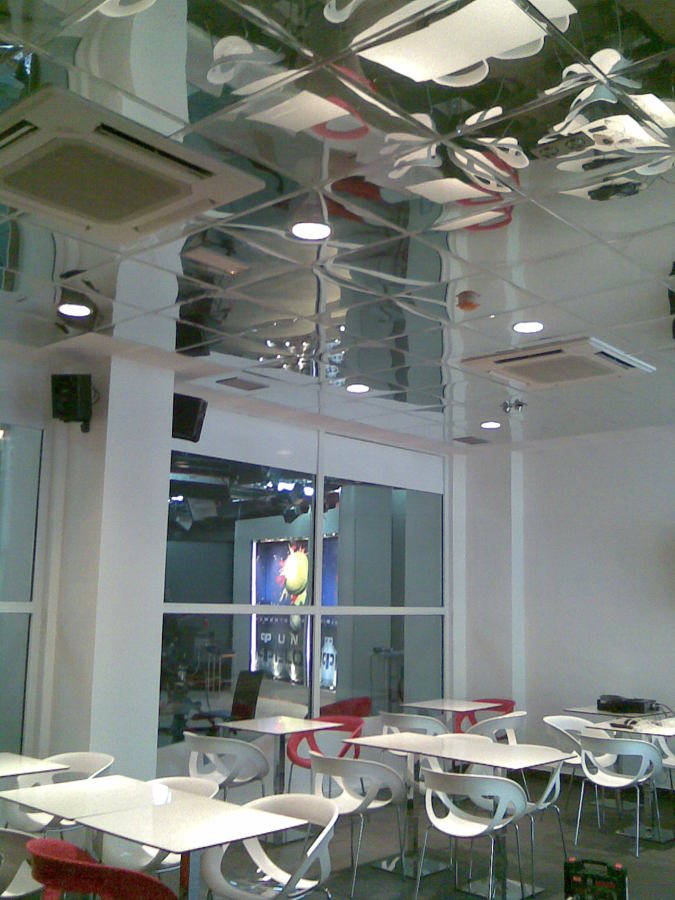 RESTAURANTE DE DISEÑO Y PLATO DE TV