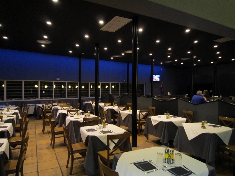 Restaurante iluminado con LEDs