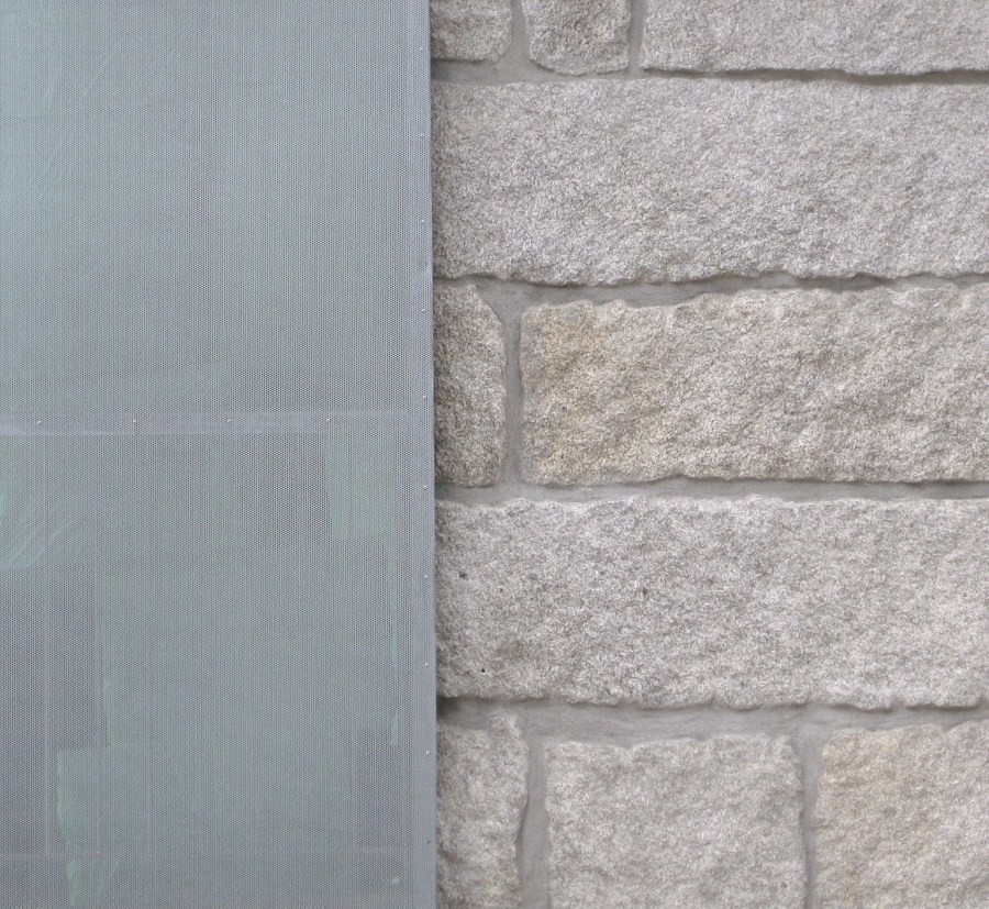 fachada y balcón con celosía.