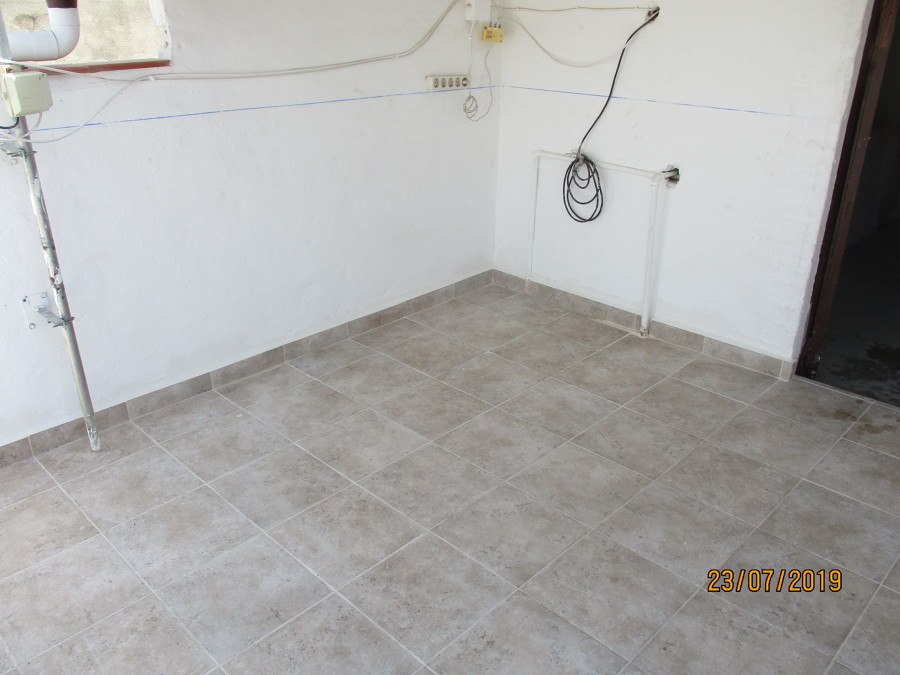 RETIRADA VOLADIZO DETERIORADO Y ENLOSADO DE TERRAZA