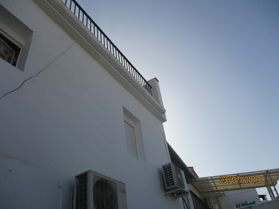 RETIRADA VOLADIZO DETERIORADO Y ENLOSADO DE TERRAZA