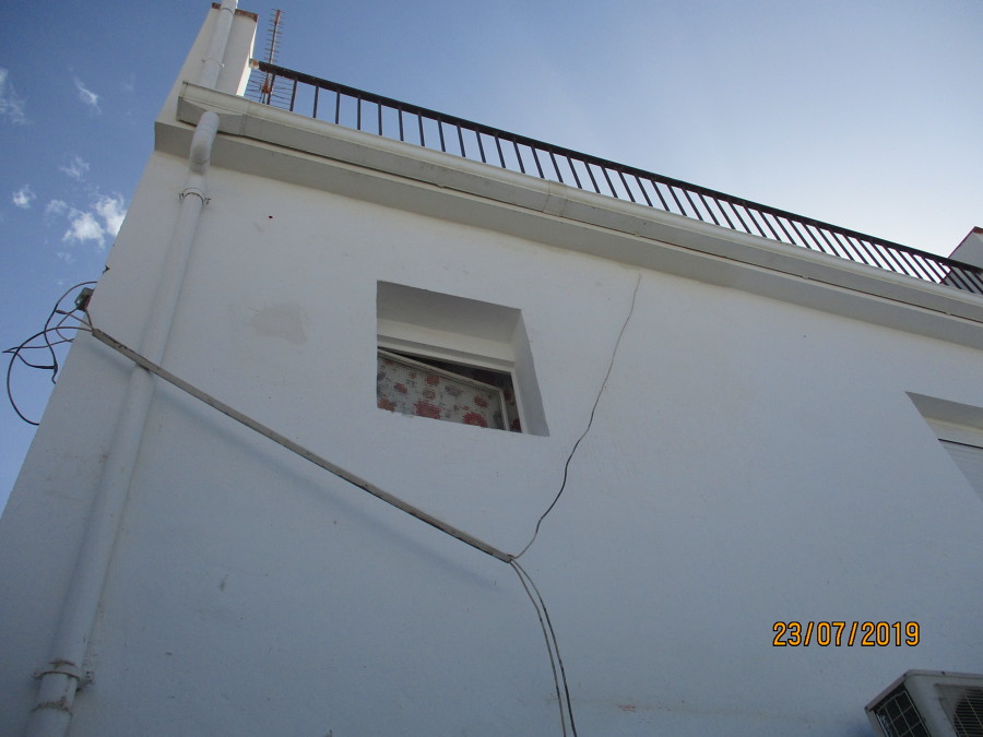 RETIRADA VOLADIZO DETERIORADO Y ENLOSADO DE TERRAZA