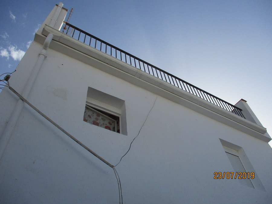 RETIRADA VOLADIZO DETERIORADO Y ENLOSADO DE TERRAZA